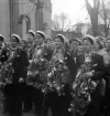 De första studenterna. 1944.
En grupp studenter vid Tegnérstatyn. I bakgrunden skymtar en del av domkyrkan.