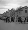 De första studenterna. 1944.
En grupp studenter med anhöriga på väg uppför Storgatan, mot Stortorget.
I bakgrunden skymtar Smålandspostens hus och Strykjärnet.