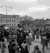 De första studenterna. 1944.
Några studenter hissas på Stortorget. I bakgrunden syns Stadshotellet 
och några av husen längs Kungsgatan.
