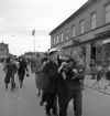 De första studenterna. 1944.
En student bärs iväg längs Storgatan. Till höger syns dåv. P.N. Perssons hörna och till vänster skymtar dåv. Riksbankens hus.