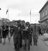 De första studenterna. 1944.
En student bärs iväg längs Storgatan. Till höger syns dåv. P.N. Perssons hörna och till vänster skymtar dåv. Riksbankens hus och Residenset.