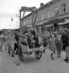 De första studenterna. 1944.
En student körs iväg på en kärra längs Storgatan. Till höger syns dåv. P.N. Perssons hörna, Oscaria och skylten till Anna Bloms Fotoateljé.

Angående avgångsklassen 1944 - se 