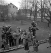 De första studenterna. 1944.
Diverse gratulationer i trädgården av glada vänner.