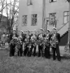 De första studenterna. 1944.
Uppställning med blommor och allt utanför skolhemmet på Västergatan.
