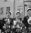 De första studenterna. 1944.
Uppställning med blommor och allt utanför studenthemmet på Västergatan.