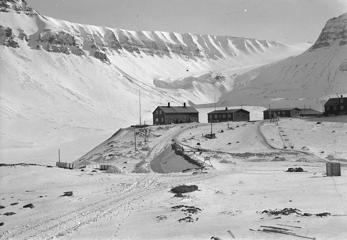 Sverdrupbyen. Bilder etter Einar og Inger Dorenfeldt Jenssen.