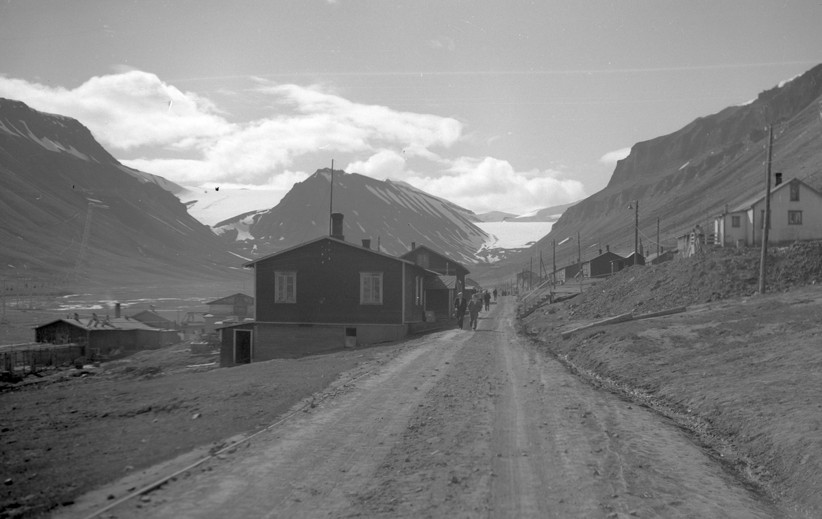 Hovedveien i gamle Longyearbyen. 