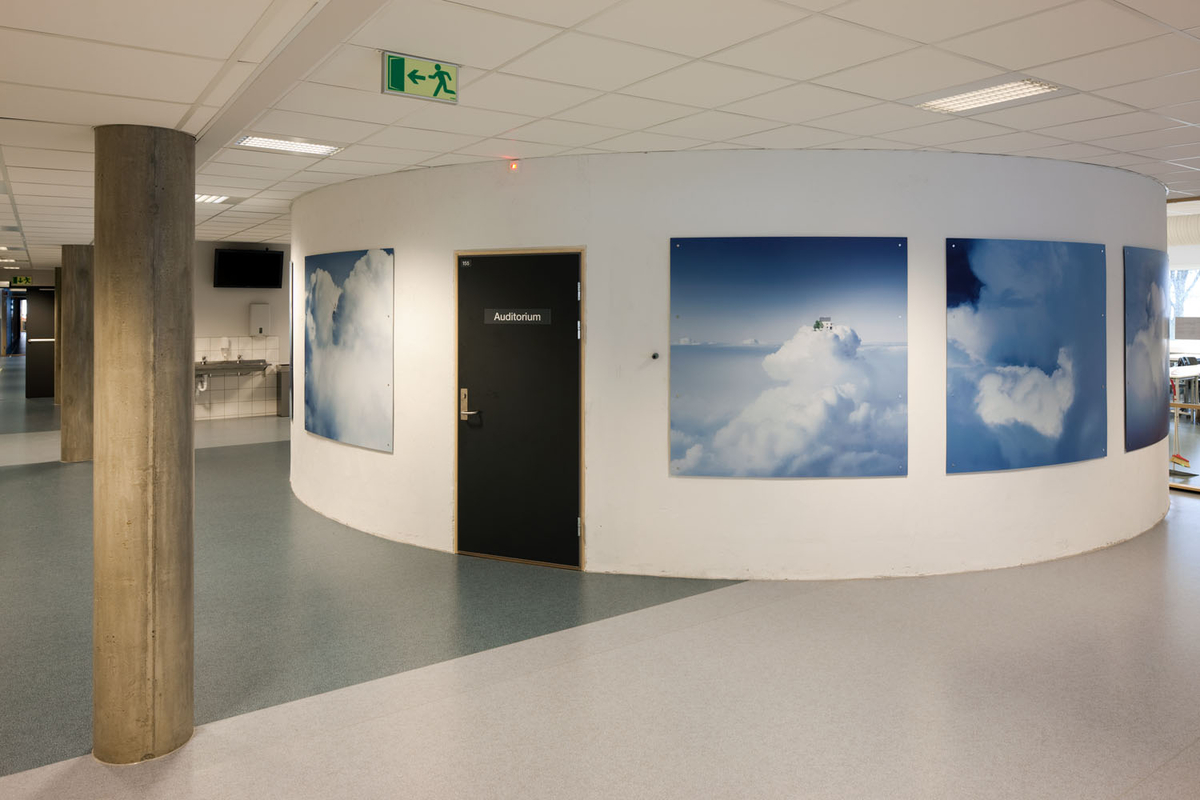 Himmel og skyer, synkronsvømmere i basseng, synkronsvømmere plassert i himmelrom og landskap. 