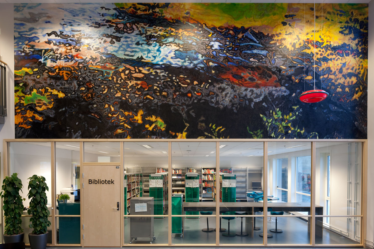 Utsmykkingen befinner seg I tverraksen av Rosenborg skole, i området mellom hovedinngangen i U-etasjen, trappeoppgang, og utgang til innegård i 2. etg.

Den nye Rosenborg skole har to innendørs utsmykkinger, men noe av kunsten er også synlig utenfra. Det gjelder bidraget fra Bo Bisgaard og Inghild Karlsen, som i fellesskap står bak en rekke skulpturer og store malerier i sentralrommet. De har gått bevisst inn for at verket deres særlig i mørketiden skal være lett å oppdage fra utsiden, både fra gata og fra gårdsplassen. Utsmykkingen fordeler seg over alle tre etasjer og har en vertikal akse med fotobaserte malerier på vegg fra inngangspartiet og opp gjennom trapperommet, samt hengende, lysende skulpturer i hver etasje. Maleriene i inngangspartiet har svære formater, opp i nesten ni meters bredde. Med farge- og motivvalg håper kunstnerne at de skal gi et inntrykk av letthet og optimisme, enten man betrakter dem i detalj på nært hold eller ser dem i helhet på avstand. Assosiasjonene går til himmellegemer og til natur både over og under vann. Fargesettingen er ungdommelig frisk og ”popaktig”. Dette preger også de 15 skulpturene. De fem største, som er litt over en meter høye, er støpt i et plastmateriale med fargepigmenter og er opplyst av innvendig lysarmatur. De blir på den måten lysende objekter med en lysstyrke som kan dimmes etter behov. Fargen er sterk oransje.