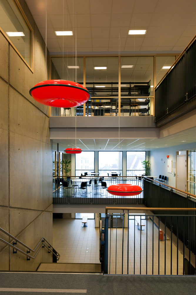 Utsmykkingen befinner seg I tverraksen av Rosenborg skole, i området mellom hovedinngangen i U-etasjen, trappeoppgang, og utgang til innegård i 2. etg.

Den nye Rosenborg skole har to innendørs utsmykkinger, men noe av kunsten er også synlig utenfra. Det gjelder bidraget fra Bo Bisgaard og Inghild Karlsen, som i fellesskap står bak en rekke skulpturer og store malerier i sentralrommet. De har gått bevisst inn for at verket deres særlig i mørketiden skal være lett å oppdage fra utsiden, både fra gata og fra gårdsplassen. Utsmykkingen fordeler seg over alle tre etasjer og har en vertikal akse med fotobaserte malerier på vegg fra inngangspartiet og opp gjennom trapperommet, samt hengende, lysende skulpturer i hver etasje. Maleriene i inngangspartiet har svære formater, opp i nesten ni meters bredde. Med farge- og motivvalg håper kunstnerne at de skal gi et inntrykk av letthet og optimisme, enten man betrakter dem i detalj på nært hold eller ser dem i helhet på avstand. Assosiasjonene går til himmellegemer og til natur både over og under vann. Fargesettingen er ungdommelig frisk og ”popaktig”. Dette preger også de 15 skulpturene. De fem største, som er litt over en meter høye, er støpt i et plastmateriale med fargepigmenter og er opplyst av innvendig lysarmatur. De blir på den måten lysende objekter med en lysstyrke som kan dimmes etter behov. Fargen er sterk oransje.
