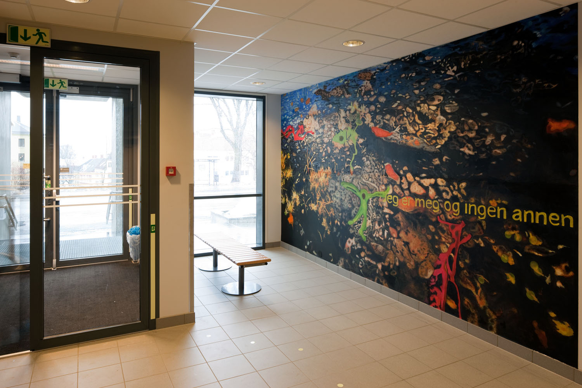 Utsmykkingen befinner seg I tverraksen av Rosenborg skole, i området mellom hovedinngangen i U-etasjen, trappeoppgang, og utgang til innegård i 2. etg.

Den nye Rosenborg skole har to innendørs utsmykkinger, men noe av kunsten er også synlig utenfra. Det gjelder bidraget fra Bo Bisgaard og Inghild Karlsen, som i fellesskap står bak en rekke skulpturer og store malerier i sentralrommet. De har gått bevisst inn for at verket deres særlig i mørketiden skal være lett å oppdage fra utsiden, både fra gata og fra gårdsplassen. Utsmykkingen fordeler seg over alle tre etasjer og har en vertikal akse med fotobaserte malerier på vegg fra inngangspartiet og opp gjennom trapperommet, samt hengende, lysende skulpturer i hver etasje. Maleriene i inngangspartiet har svære formater, opp i nesten ni meters bredde. Med farge- og motivvalg håper kunstnerne at de skal gi et inntrykk av letthet og optimisme, enten man betrakter dem i detalj på nært hold eller ser dem i helhet på avstand. Assosiasjonene går til himmellegemer og til natur både over og under vann. Fargesettingen er ungdommelig frisk og ”popaktig”. Dette preger også de 15 skulpturene. De fem største, som er litt over en meter høye, er støpt i et plastmateriale med fargepigmenter og er opplyst av innvendig lysarmatur. De blir på den måten lysende objekter med en lysstyrke som kan dimmes etter behov. Fargen er sterk oransje.