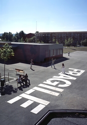 Fragile [Kunst i tilknytning til bygg, utendørs]