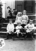 Överst till vänster Astrid Sjörén, till höger Signe Sjörén, övriga barn okända.