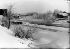 Vinterbild över Voxnan. Till höger Kvarngården, i bakgrunden bl a handlare Perssons och Ol-Ers.