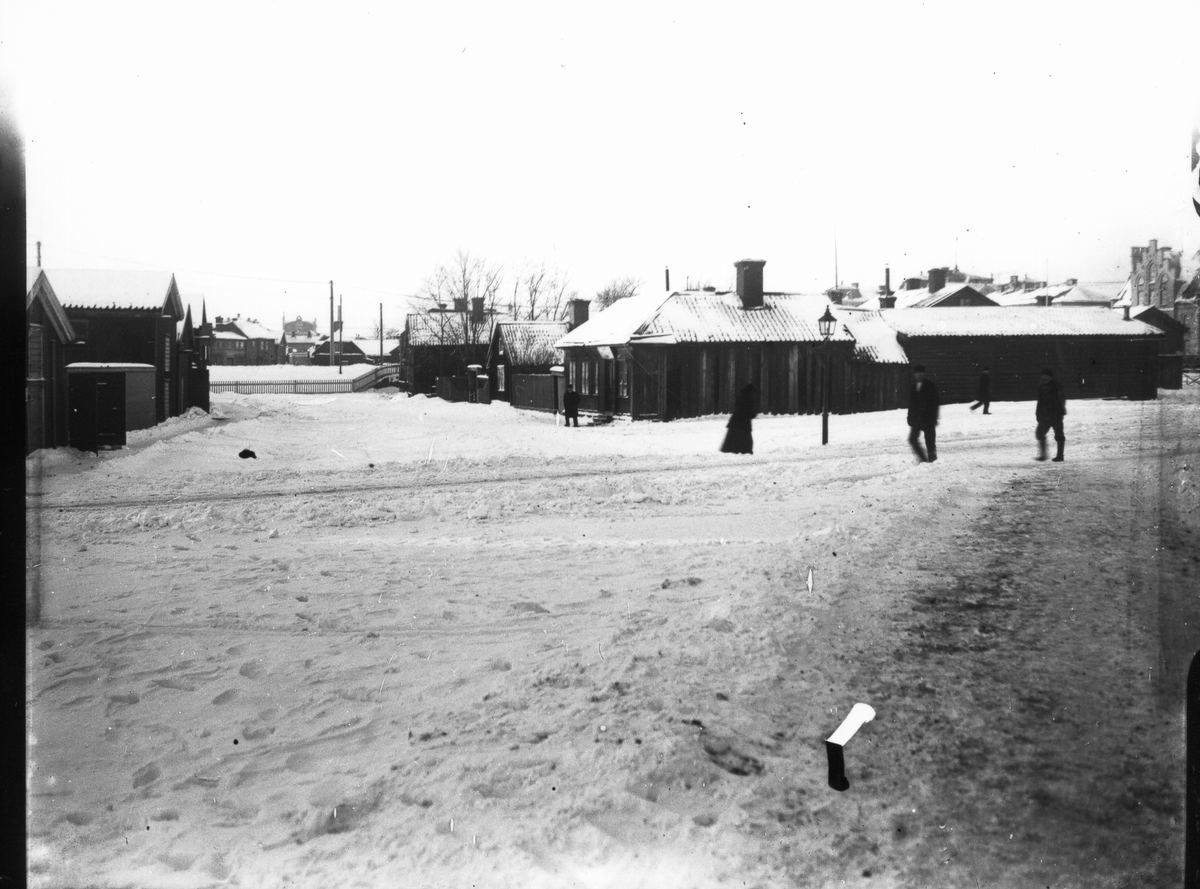 Gatubild. Vintermotiv mot västsydväst från nuvarande Brynäsgatan i Gävle.
Foto omkring 1901.