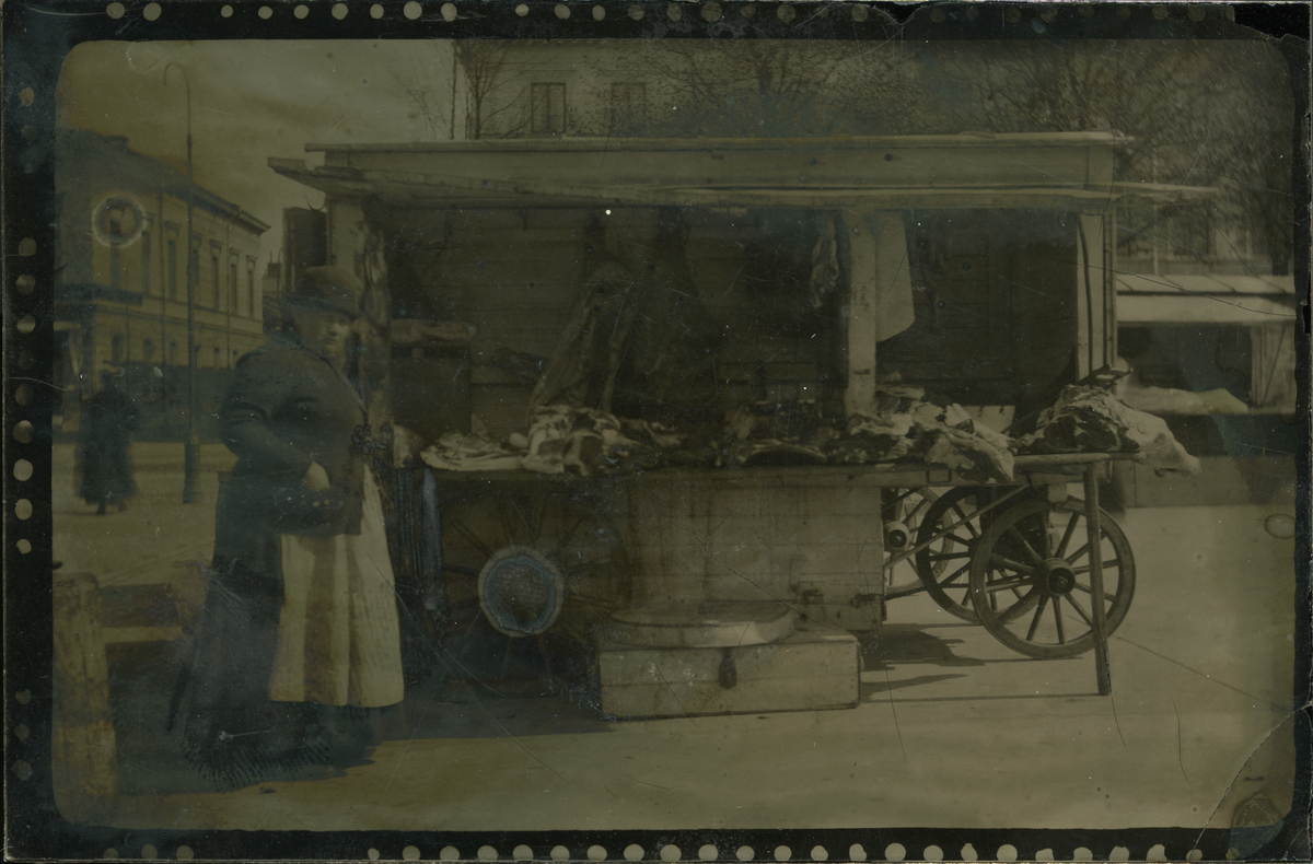 Ferrotyp. Föreställer fru Johanna (Hanna) Pettersson, f. Sundkvist, född 1866 i Rimbo. På Stortorget i Gävle med sin torgvagn med charketurivaror.