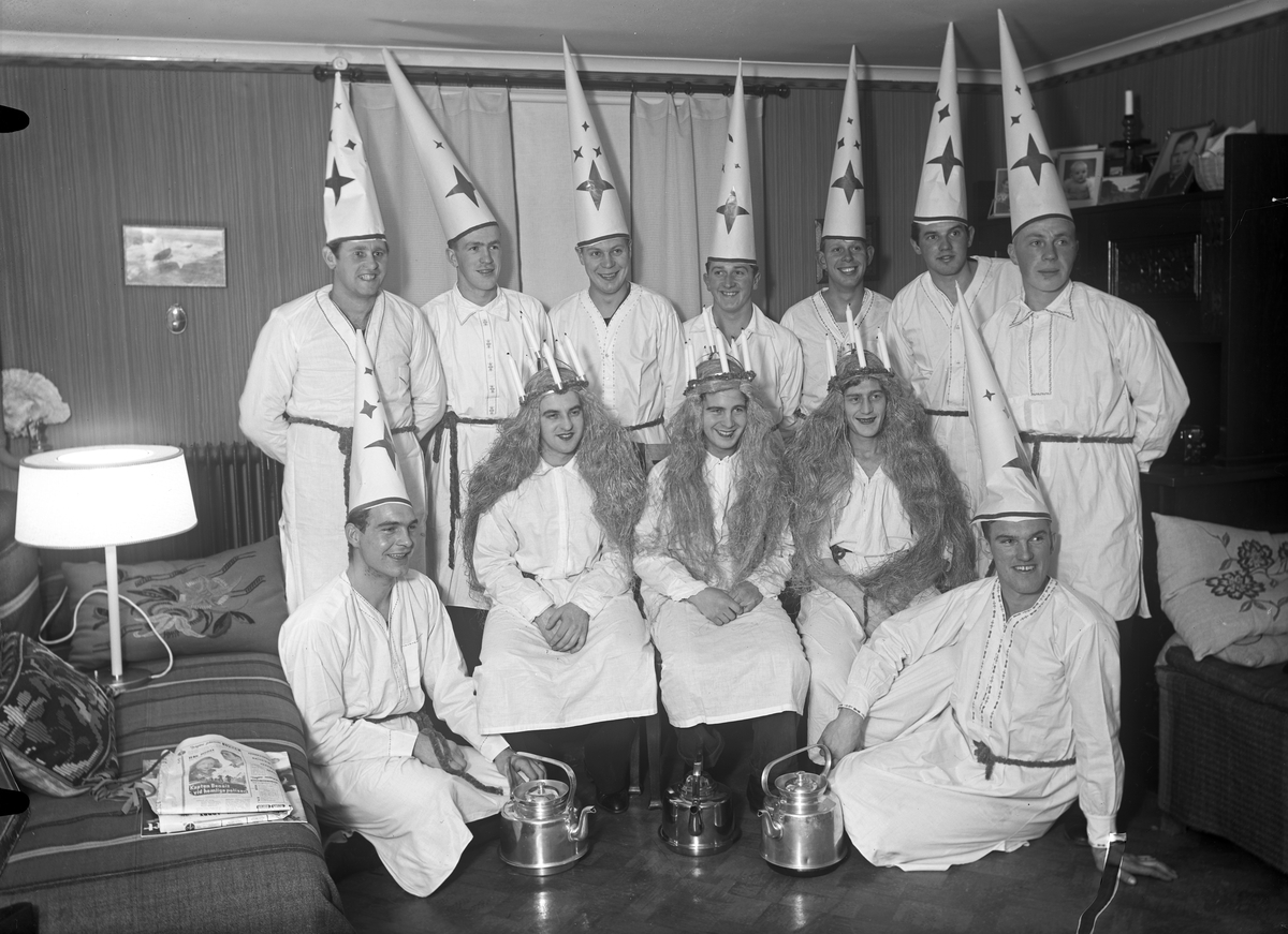"Landsorts lucia". Ett luciatåg bestående av unga män som stjärngossar och tre män utklädda till lucior med lockigt hår och luciakronor. Troligtvis militärer från det militärbatteri som fanns på Landsort under krigsåren. 

Årshögtider, umgänge, tradition.