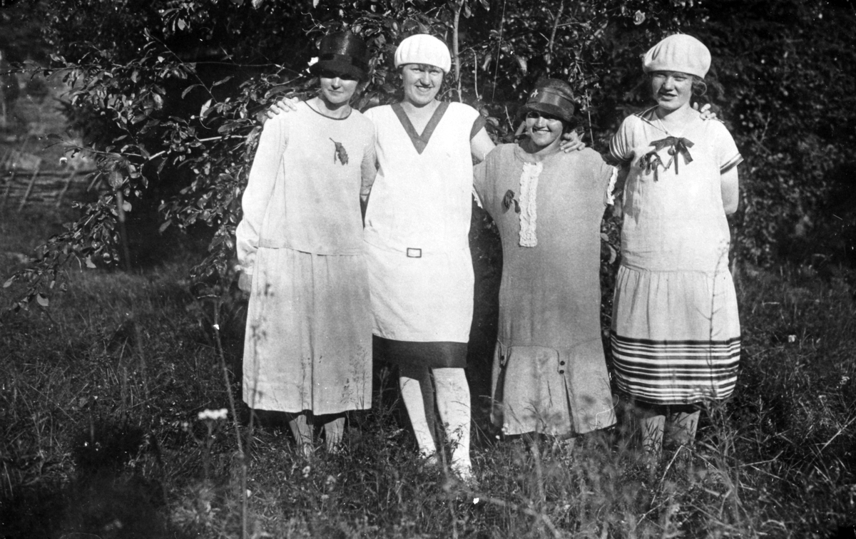 Lilly och Linnea Nilsson, Vinaren, Iris och Ingrid Nilsson, Västerby. 

Grupp, sommar, mode.

Personer på bilden:
Lilly och Linnea Nilsson, Vinaren, Iris och Ingrid Nilsson, Västerby.