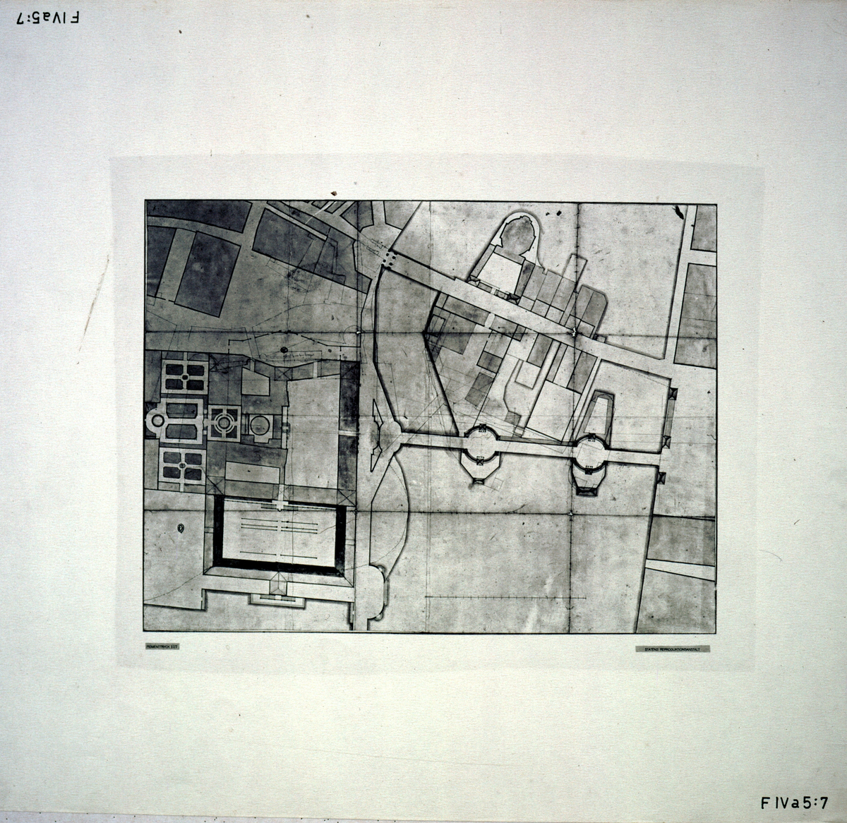 Riksdags- och Riksbanksbyggnad vid Helgeandsholmen (förslag), Kungens hästkasern och tillbyggnad framför hovstallet.