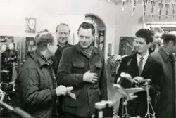 Julfest hos Nacka Foto i Ektorp år 1960. På bilden ser ni Olle Gestbom och fotograf Per Anders Ericsson. Resten okända. Skriv gärna en bildkommentar om ni vet vilka de är.