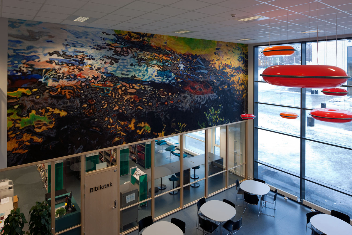 Utsmykkingen befinner seg I tverraksen av Rosenborg skole, i området mellom hovedinngangen i U-etasjen, trappeoppgang, og utgang til innegård i 2. etg.

Den nye Rosenborg skole har to innendørs utsmykkinger, men noe av kunsten er også synlig utenfra. Det gjelder bidraget fra Bo Bisgaard og Inghild Karlsen, som i fellesskap står bak en rekke skulpturer og store malerier i sentralrommet. De har gått bevisst inn for at verket deres særlig i mørketiden skal være lett å oppdage fra utsiden, både fra gata og fra gårdsplassen. Utsmykkingen fordeler seg over alle tre etasjer og har en vertikal akse med fotobaserte malerier på vegg fra inngangspartiet og opp gjennom trapperommet, samt hengende, lysende skulpturer i hver etasje. Maleriene i inngangspartiet har svære formater, opp i nesten ni meters bredde. Med farge- og motivvalg håper kunstnerne at de skal gi et inntrykk av letthet og optimisme, enten man betrakter dem i detalj på nært hold eller ser dem i helhet på avstand. Assosiasjonene går til himmellegemer og til natur både over og under vann. Fargesettingen er ungdommelig frisk og ”popaktig”. Dette preger også de 15 skulpturene. De fem største, som er litt over en meter høye, er støpt i et plastmateriale med fargepigmenter og er opplyst av innvendig lysarmatur. De blir på den måten lysende objekter med en lysstyrke som kan dimmes etter behov. Fargen er sterk oransje.