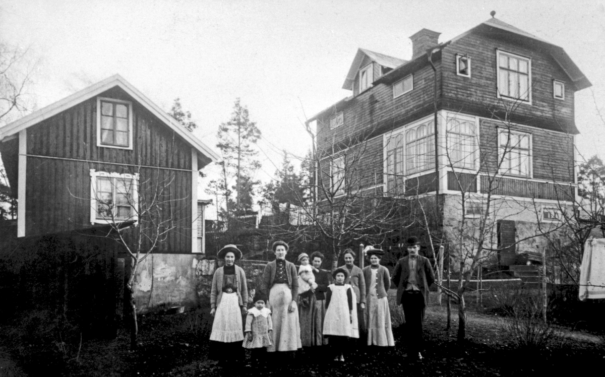 Villa Klippan, Alkärrsgatan 5, kvarteret Nornan. Några personer står framför huset, som har moderniserats sedan det byggdes i början av 1900-talet. Villan till vänster är den stugan som flyttats dit från Söderstugan, i den bodde rallaren "Pip-Johan".
