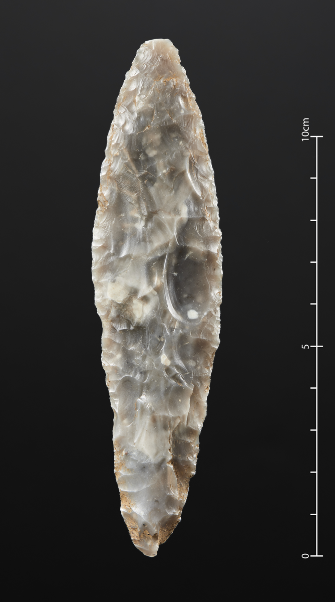 B19264 - 1  
Flintdolk fra senneolitikum. 
Funnet på Evebø, Gloppen kommune. Vestland