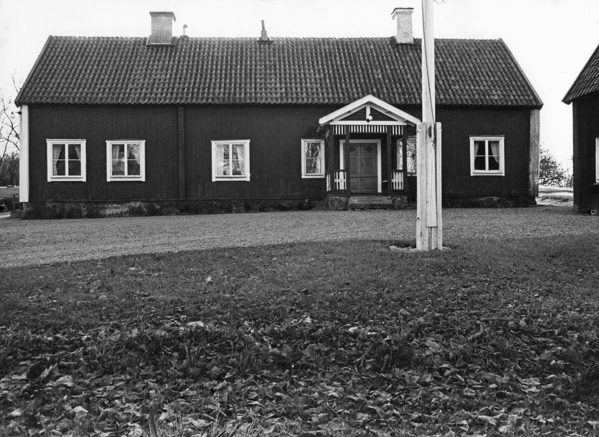 Källberga gård. (Kjellberga). Mangårdsbyggnaden och gårdsplanen. Manbyggnad med sexdelad plan och bostadsflygel i panelat knuttimmer med väld källare. Båda byggnaderna är uppförda före 1817. 

Boställen.