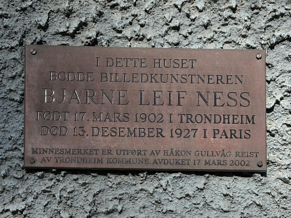 I forbindelse med 100-årsmarkeringen av Bjarne Ness’ fødsel ønsket Trondheim kommune en utsmykning på utsiden av barndomshjemmet til Ness i Mellomveien 12. Gullvåg fikk oppdraget, og laget en rektangulær utsmykning malt i emalje på stål, og utført på Konstnärernas kollektiva värkstad i Stockholm i 2001.

Bjarne Ness (1902-1927) var sønn av en industriarbeider på Lademoen, og hadde en typisk østkantoppvekst under harde kår. Ness avslørte tidlig et stort tegnetalent, så vel som store ambisjoner. Han var en flittig gjest ved kunstinstitusjonene i byen, og tilegnet seg store kunnskaper om malerkunstens store mestre.

På grunn av fattigdom arbeidet han ved jernbanen samtidig som han malte og fikk utdanning, først hos professor Harald Krohg Stabell på NTH, Trondheim, og i 1924 ble han elev ved malerskolen til Axel Revold. Tida framover var delt mellom malingen og det tunge arbeidet ved jernbanen. Slitet og pengemangelen tærte på kroppen, han døde av tuberkulose i Paris i 1927, bare 25 år gammel. Han rakk likevel å bli anerkjent i sin samtid som det helt ledende talentet i sin generasjon. I norsk kunsthistorie lever han videre som en av de mest begavete, uforløste unge døde. Hans liv og kunst inspirerer fremdeles de nye generasjoner av unge kunstnere.

Også Gullvåg nærte i sin ungdomstid stor beundring for Bjarne Ness. Dette kommer tydelig fram i utsmykningen, som består av en serie med parafraser over de mest kjente av maleriene til Ness. Motivene i emaljemaleriet er hommager til Feieren, tre av hans beste selvportretter, et ryttermotiv fra Gjøglere og en håndstudie. Nederst har Gullvåg malt et offerlam, for å understreke at Ness ofret alt for kunsten, også sin egen helse, og dermed sitt eget liv.

Gullvåg gjorde et særlig grundig forarbeid i forkant av dette oppdraget, blant annet dro han til Paris for å følge Bjarne Ness sin rute gjennom Louvre, og gransket de verkene som Ness beskrev så entusiastisk i sine mange brev.