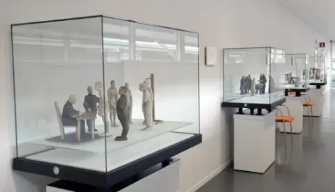 Snidaren och flyget – om träskulpturgrupper på museet invid Malmen