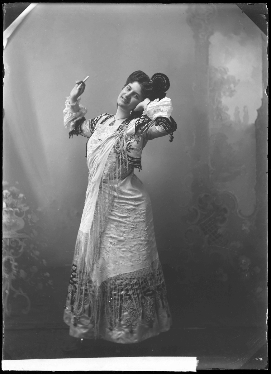 Lisa Ranft som värdinna i Spanska bodegan på Svenska teaterförbundets marknad "Höstsol" i Centralbadets tennishallar 1904. Skannat glasnegativ