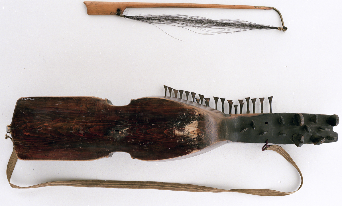 Nyckelharpa by Okänd tillverkare