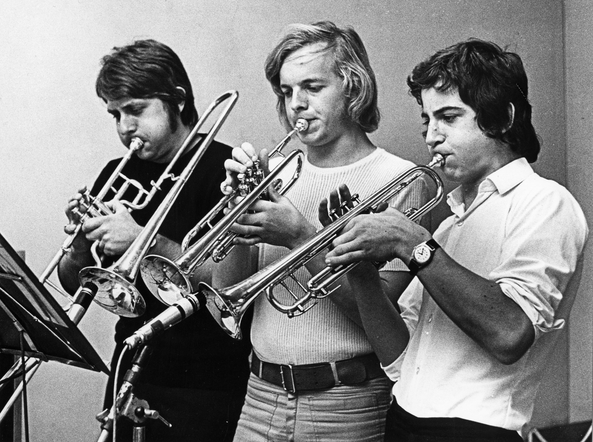 Rockgruppen Proud People, tre unga män spelar trumpet och trombon. Musik, förening, fritid, kultur.

Personer på bilden: Till vänster: Juss Ingermaa, till höger: Håkan Knutas

Fotografiet taget i samband med Nynäshamns Kommuns Fritidsstyrelsens publikation "Fritids-Nynäshamn 1971", utgiven 1972. Fotografierna togs i huvudsak av medlemmar i Nynäshamns Fotoklubb.