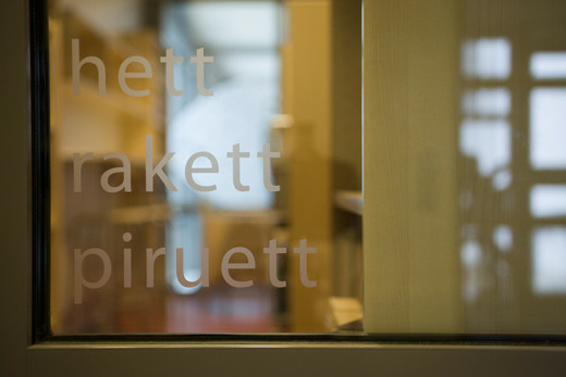 Utsmykkingen består av ulike elementer og er et forsøk på å lage en konsistent og helhetlig 'parallell virkelighet' - kunstens virkelighet. De ulike ulike elementene har på hver sin måte klare referanser til kunstens tilknytning til menneskets utforsking av verden på alle plan - indre og ytre, til alle tider. Det er benyttet kun to typer materialer: en geometrisk matrise og ord. Materialet utforskes gjennom ulike metoder som har paraleller innenfor vitenskapelig praksis - først og fremst ved at det reflekterer menneskets stadige søken etter orden, sammenhenger og struktur i verden, men også gjennom kunstnens preg av lek og tilsynelatende formålsløs utprøving, som er viktige metoder i den vitenskapelige utvikling (grunnforskning). Utsmykkingens ulike deler står også i forhold til ulike kunnskapsområder og de ulike skolefagene som knytter seg 	til disse - bl.a. biologi, astronomi, fargelære (fysikk) og språk/lesning.