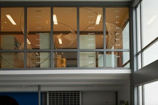 Utsmykkingen består av ulike elementer og er et forsøk på å lage en konsistent og helhetlig 'parallell virkelighet' - kunstens virkelighet. De ulike ulike elementene har på hver sin måte klare referanser til kunstens tilknytning til menneskets utforsking av verden på alle plan - indre og ytre, til alle tider. Det er benyttet kun to typer materialer: en geometrisk matrise og ord. Materialet utforskes gjennom ulike metoder som har paraleller innenfor vitenskapelig praksis - først og fremst ved at det reflekterer menneskets stadige søken etter orden, sammenhenger og struktur i verden, men også gjennom kunstnens preg av lek og tilsynelatende formålsløs utprøving, som er viktige metoder i den vitenskapelige utvikling (grunnforskning). Utsmykkingens ulike deler står også i forhold til ulike kunnskapsområder og de ulike skolefagene som knytter seg 	til disse - bl.a. biologi, astronomi, fargelære (fysikk) og språk/lesning.