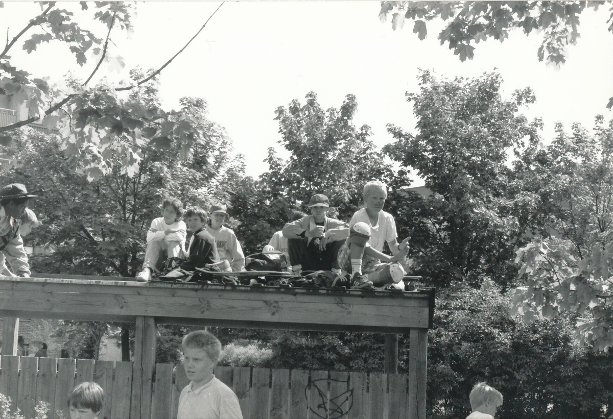Skejtare i Fisksätra, 1980-tal. Foto från Fisksätra lokalhistoriska arkiv. 