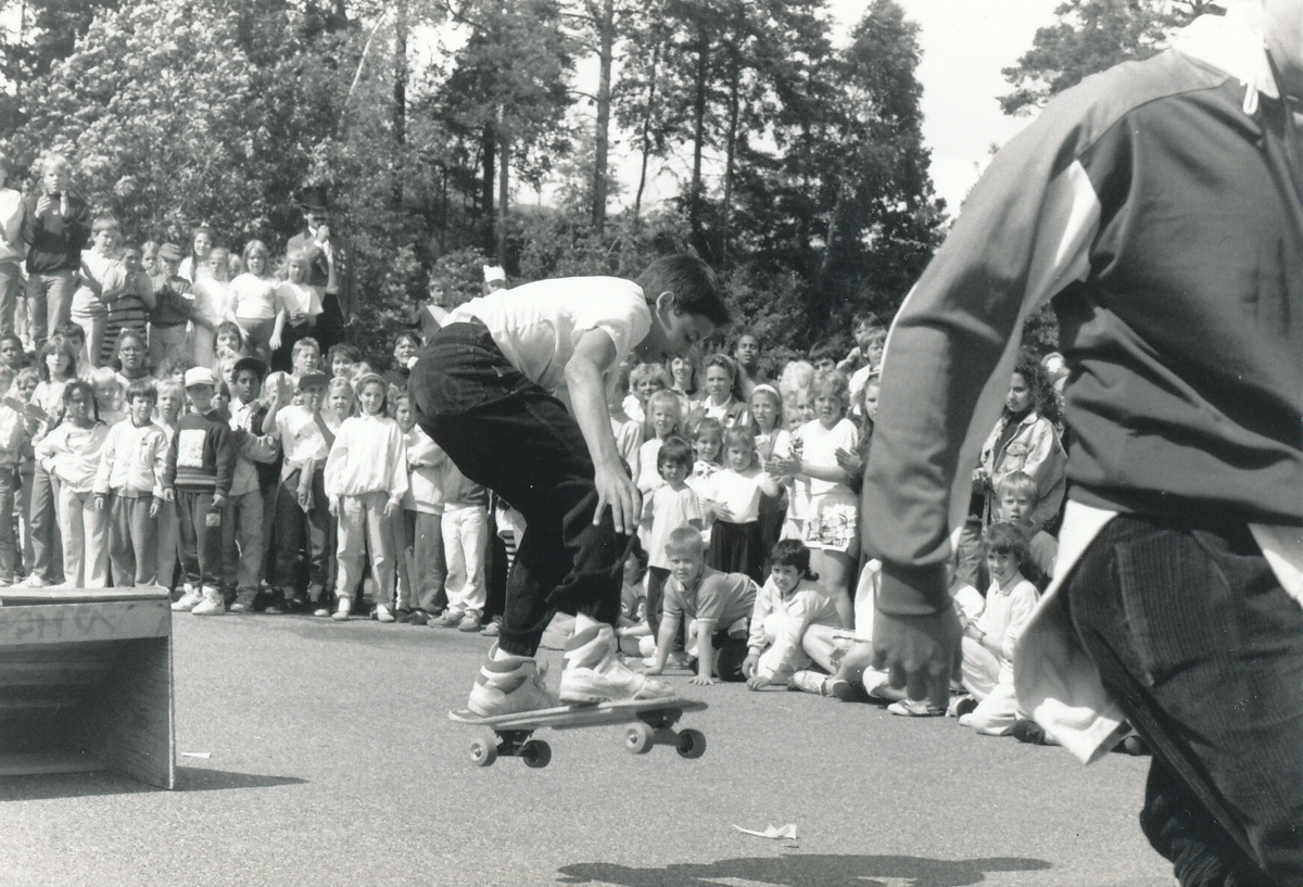 Rodrigo Valdebenito på skateboard i Fisksätra, 1980-tal. Foto från Fisksätra lokalhistoriska arkiv. 