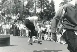Rodrigo Valdebenito på skateboard i Fisksätra, 1980-tal. Foto från Fisksätra lokalhistoriska arkiv.
