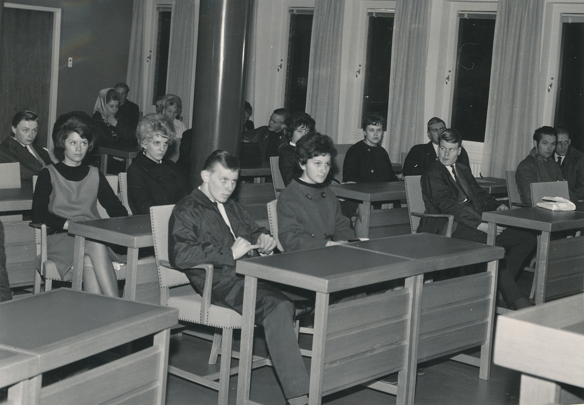 Nacka ungdomsgårdar besöker Nacka nämndhus (numera Nacka stadshus) år 1962. 