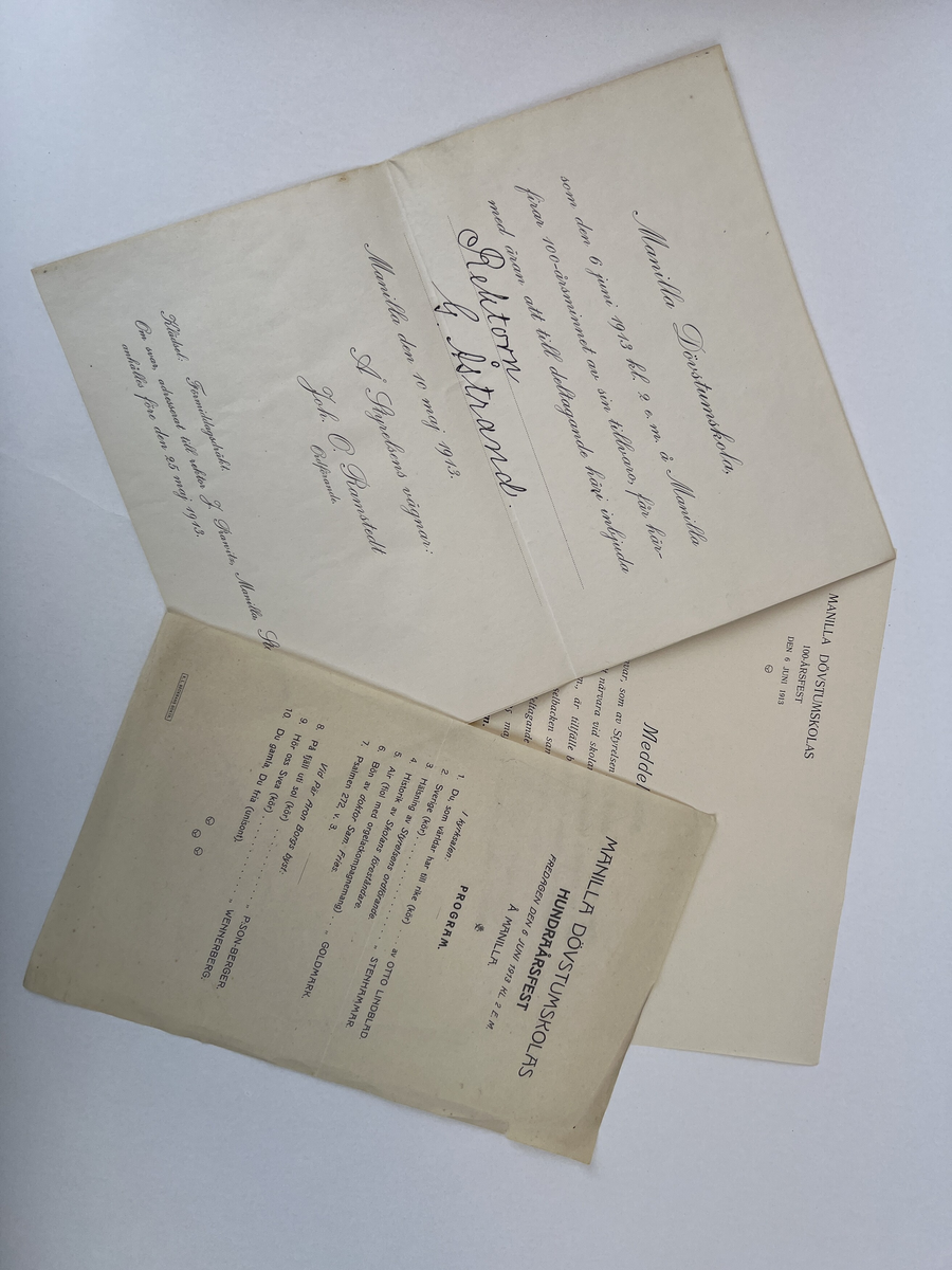 Inbjudan till Manillaskolans 100-årsminnet till rektorn G Åstrand med program och meddelande. 