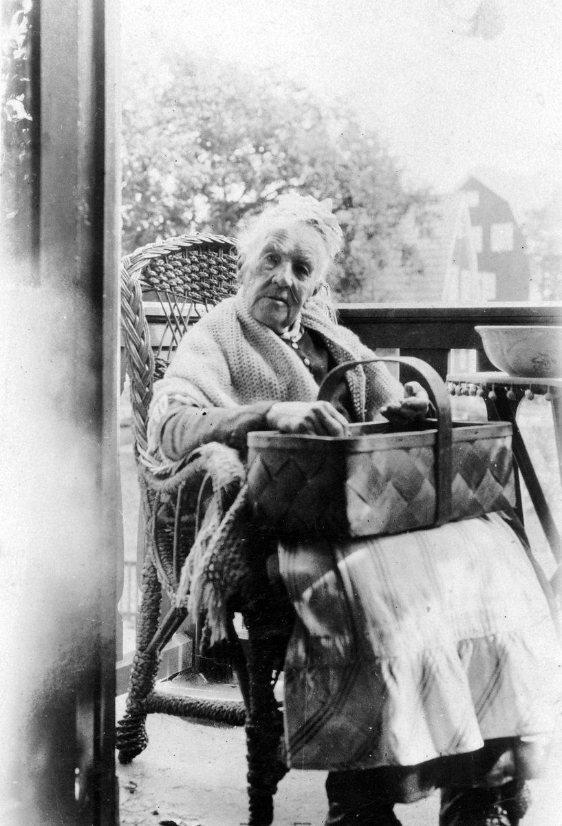 Hulda Sohlman, 93 år, från Bedarön. Fotografiet taget i Äppelviken.

Personer på bilden:
Hulda Maria Sohlman, född Sandberg 10/7 1883, död 26/9 1928.