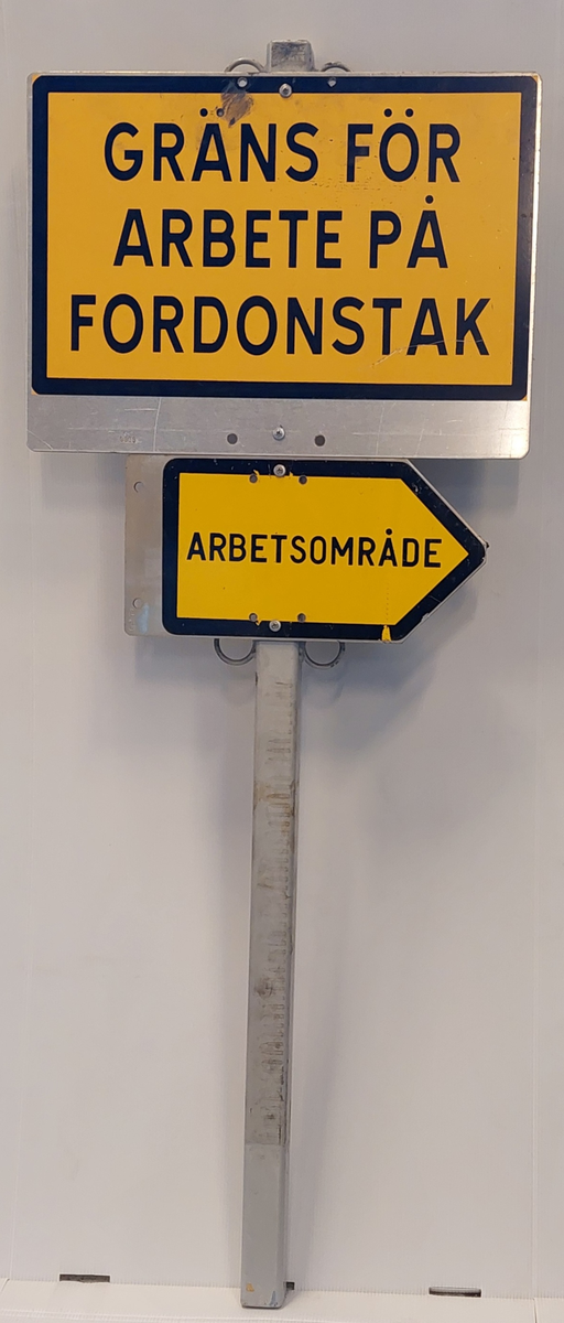 Stolpe med skyltar som anger gräns för takarbete i Brommadepån.