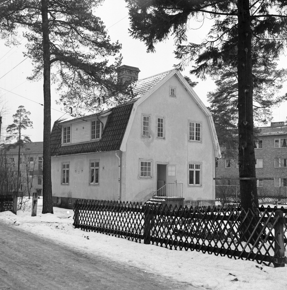 Fastighet på Brunnsgatan, nära korsningen Villagatan-Grönviksvägen. Troligen innan rivning.