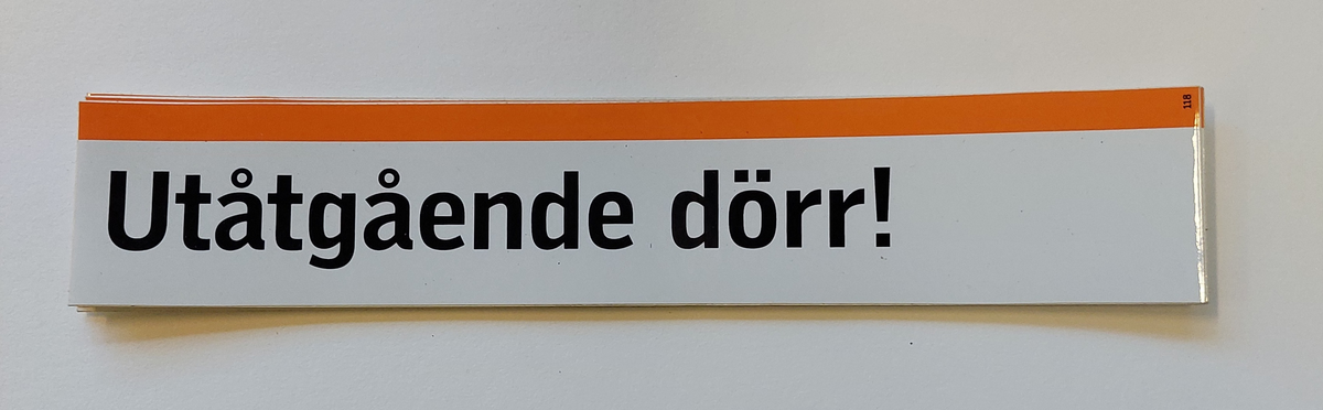 Text:
Utåtgående dörr!