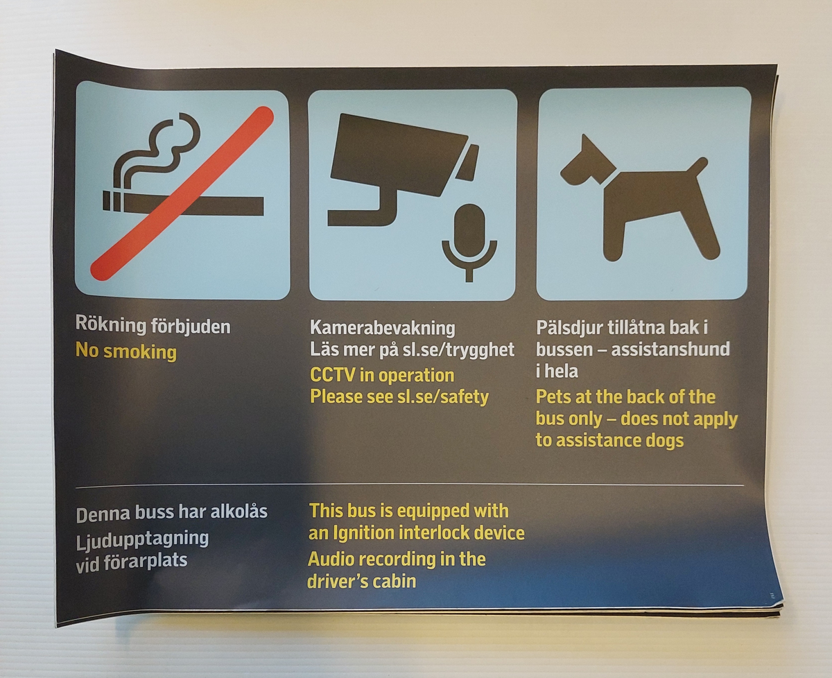 Dekal med flera budskap i text (på svenska och engelska) och piktogram, angående:
Rökning förbjuden
Kamerabevakning
Pälsdjur 
Alkolås
Ljudupptagning.