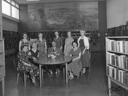 Ansatte ved Sarpsborg bibliotek. Sittende fra venstre: Sigrid Askerød, Astrid Feydt, kinosjef Einar Strand, Ragnhild Olsen. Stående fra venstre: Randi Johannessen, ukjent, ? Sture, Inger Johanne Johansen og Åse Øhmann