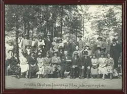 Fotografi grupporträtt. Text: "Arvika Dövstumförening: 5 års jubileum 25/6 1933"