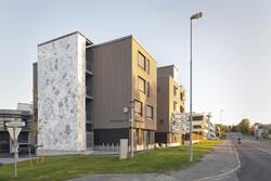 Lyssenteret [Kunst i tilknytning til bygg, utendørs]