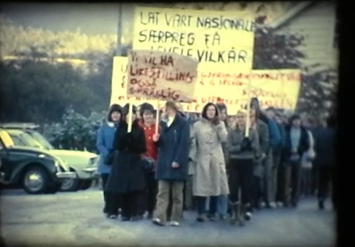 Filmopptak av ein demonstrasjon for læremiddel på nynorsk i Førde, 1971
