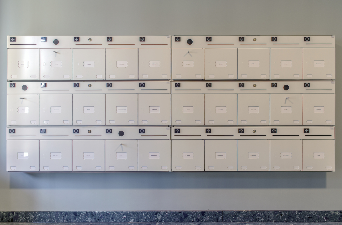 Modifiserte postkasser som ser ut som fuglekasser. 